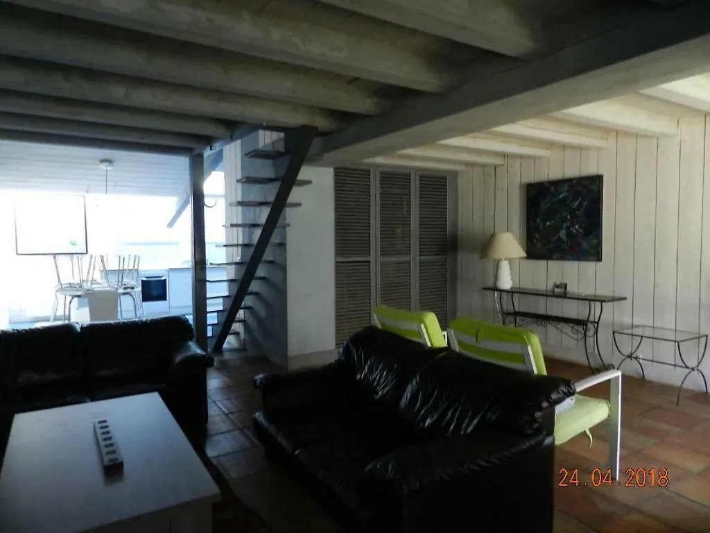 Maison Bleue Hoedic 0*,  France